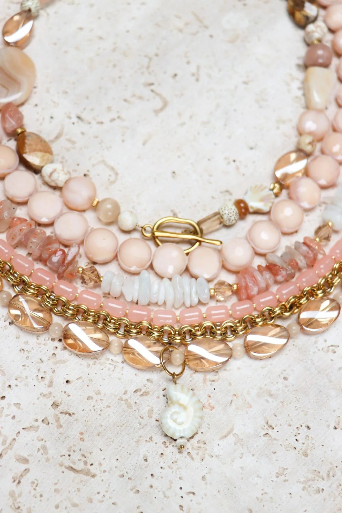 Beige rock ketting goud label kiki