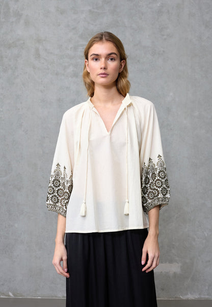 Love & Divine Blouse met geborduurde mouwen