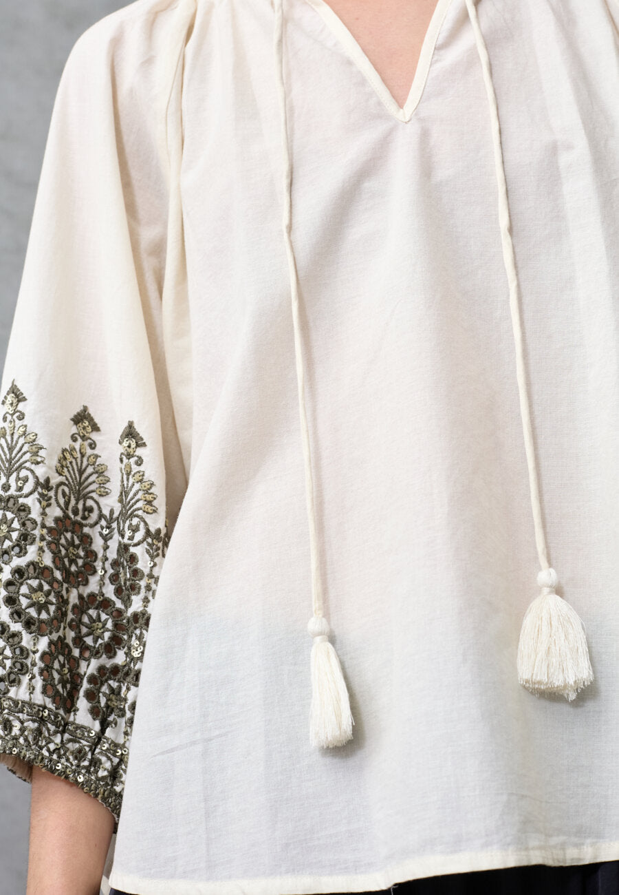Love & Divine Blouse met geborduurde mouwen